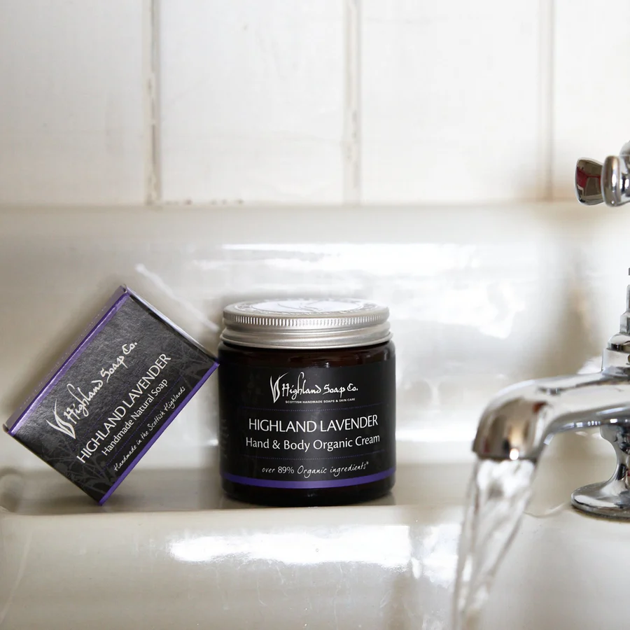 Highland Lavender - Hand & Body Cream - Sfeer 2 Highland Lavender hand- en bodycrème van The Highland Soap Company, tweede sfeerfoto