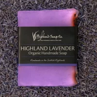The Highland Soap Company - Higland Lavender - Organic Soap - Sfeer Highland Lavender ambachtelijke zeep 190 g op gedroogde lavendel – The Highland Soap Company