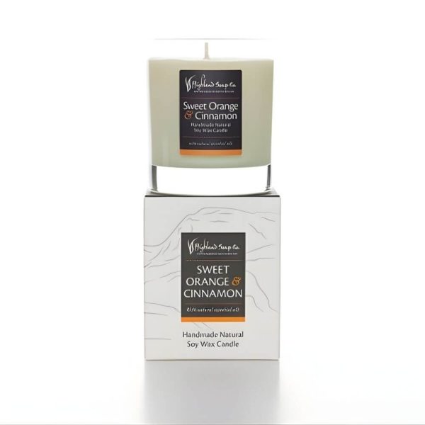 Sweet Orange & Cinnamon geurkaars van The Highland Soap Company in glas met bijbehorende verpakking.