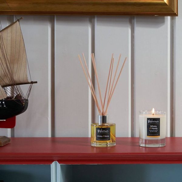 Whisky & Honey diffuser en geurkaars van The Highland Soap Company op houten plank – natuurlijke huisgeur met whisky en honing