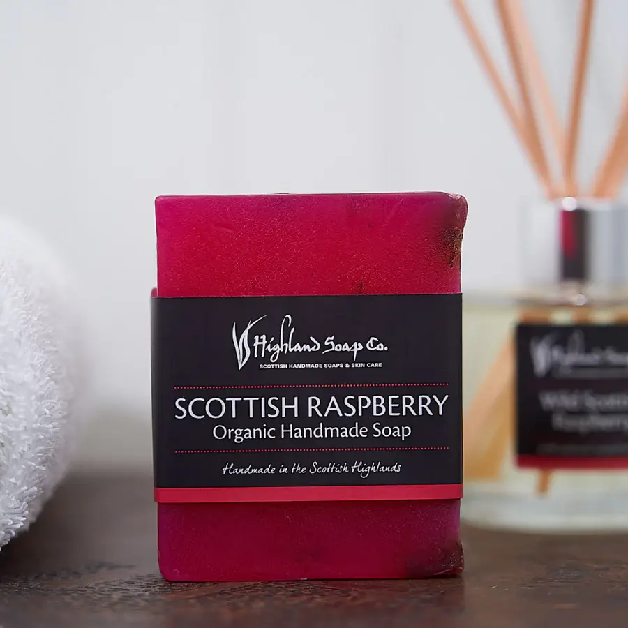 The Highland Soap Company - Wild Scottish Rspberry - Organic Soap - Sfeer 2 The Highland Soap Company - Wild Scottish Raspberry - Organich Soap - sfeer 2