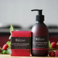 The Highland Soap Company - Wild Scottish Rspberry - Organic Soap - Sfeer 3 The Highland Soap Company - Wils Scottish Raspberry - Organic Soap - Sfeer3