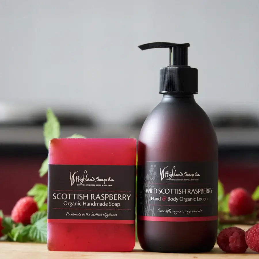 The Highland Soap Company - Wild Scottish Rspberry - Organic Soap - Sfeer 3 The Highland Soap Company - Wils Scottish Raspberry - Organic Soap - Sfeer3