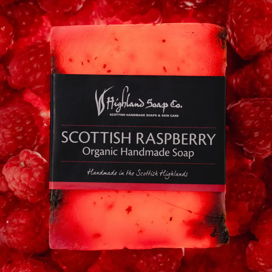 The Highland Soap Company - Wild Scottish Rspberry - Organic Soap - Sfeer The Highland Soap Company - Wild Scottish Raspberry - Organic Soap - Sfeer