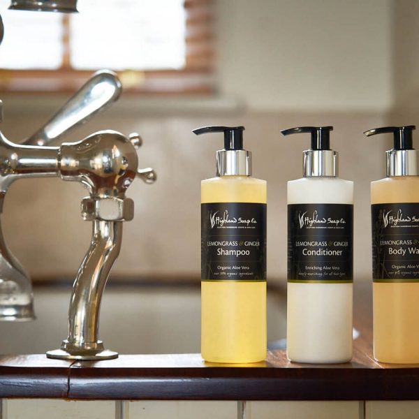 Highland Soap Company Lemongrass & Ginger shampoo conditioner en body wash in badkamer setting