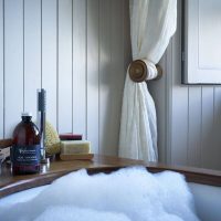 Rose & Patchouli Bubble Bath – rustgevende badkamerfoto Rose & Patchouli Bubble Bath – biologische natuurlijke badschuim met roos en patchouli, handgemaakt door The Highland Soap Company