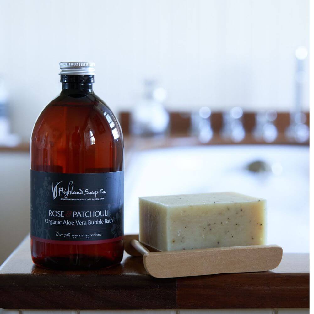 Rose & Patchouli Bubble Bath & Handmade Soap – The Highland Soap Company Rose & Patchouli Bubble Bath en Handmade Soap – natuurlijke biologische badverzorging met roos en patchouli, handgemaakt door The Highland Soap Company
