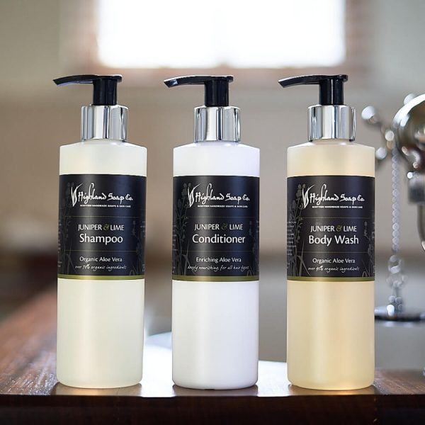 Highland Soap Company Juniper & Lime shampoo conditioner en body wash in luxe badkamer setting