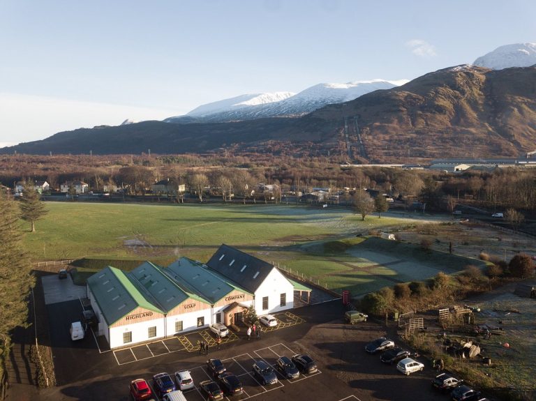 Luchtfoto van de werkplaats van The Highland Soap Company in Fort William, aan de voet van Ben Nevis in de Schotse Hooglanden.