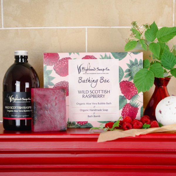 Wild Scottish Raspberry Bubble Bath en Raspberry Soap tussen verse frambozen