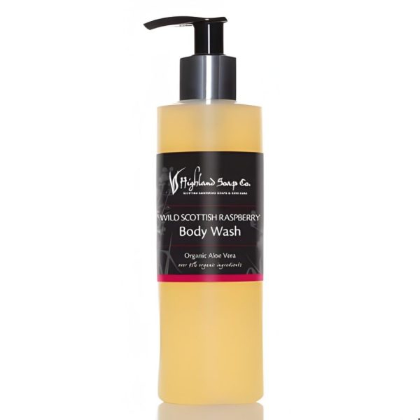 Wild Scottish Raspberry Body Wash van The Highland Soap Company in een transparante fles met pomp op witte achtergrond