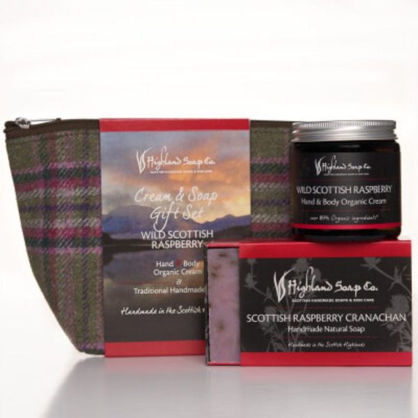 Wild Scottish Raspberry Cream & Soap Gift Set van The Highland Soap Company met tartan toilettasje, hand cream en handmade soap op witte achtergrond