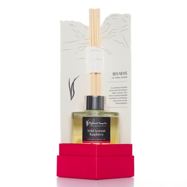 Wild Scottish Raspberry Reed Diffuser van The Highland Soap Company in open verpakking met geurstokjes op witte achtergrond