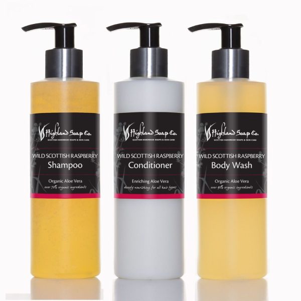 Wild Scottish Raspberry Haar & Body Trio | Highland Soap Company Wild Scottish Raspberry shampoo, conditioner en body wash naast elkaar op witte achtergrond.