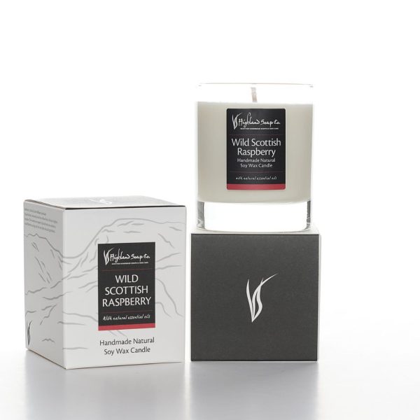 Wild Scottish Raspberry geurkaars van The Highland Soap Company met verpakking en glazen kaars op witte achtergrond