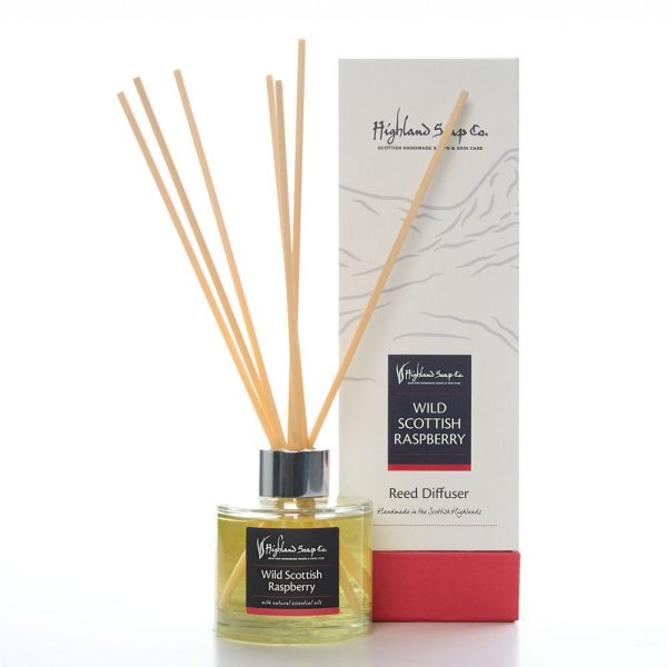 Wild Scottish Raspberry Reed Diffuser van The Highland Soap Company met geurstokjes naast luxe verpakking op witte achtergrond