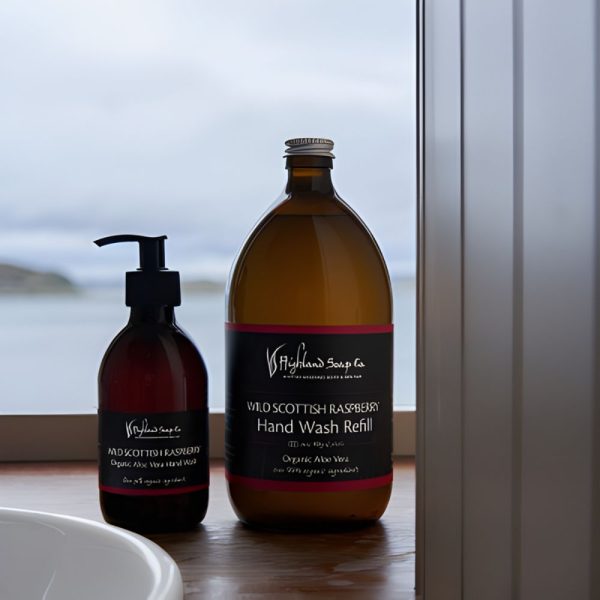 Wild Scottish Raspberry hand wash en grote refillfles op badrand met uitzicht op zee