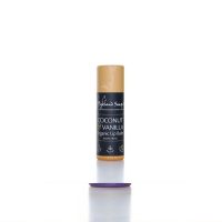 Coconut & Vanilla Organic Lip Balm | Highland Soap Company oconut & Vanilla lippenbalsem van The Highland Soap Company op een lichte achtergrond.