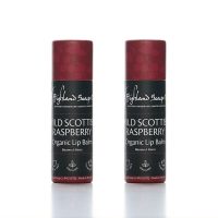 Wild Scottish Raspberry Organic Lip Balm (Set van Twee) | Highland Soap Company Twee Wild Scottish Raspberry lippenbalsems van The Highland Soap Company rechtop naast elkaar op een lichte achtergrond.