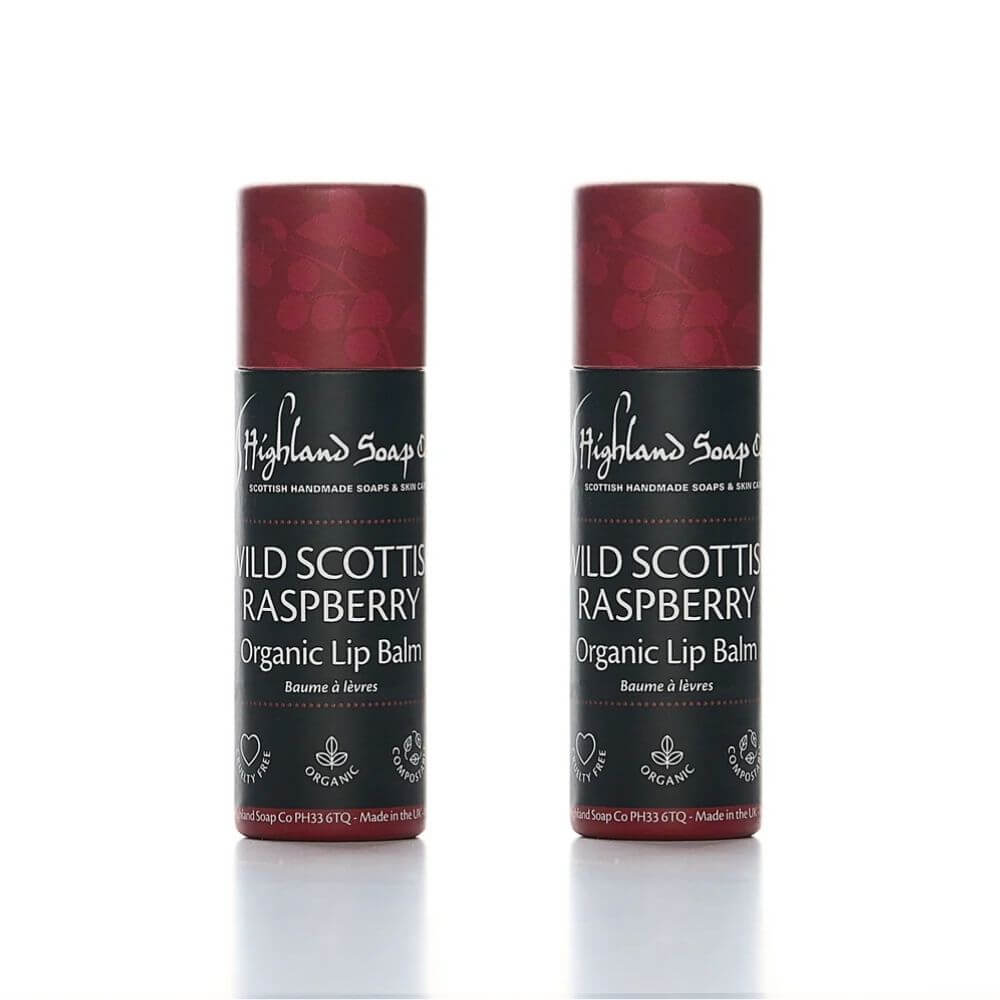 Wild Scottish Raspberry Organic Lip Balm (Set van Twee) | Highland Soap Company Twee Wild Scottish Raspberry lippenbalsems van The Highland Soap Company rechtop naast elkaar op een lichte achtergrond.