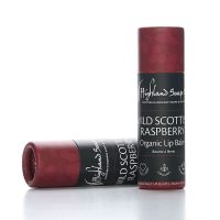 Wild Scottish Raspberry Organic Lip Balm (Duo) | Highland Soap Company Twee Wild Scottish Raspberry lippenbalsems van The Highland Soap Company, één staand en één liggend op een lichte achtergrond.