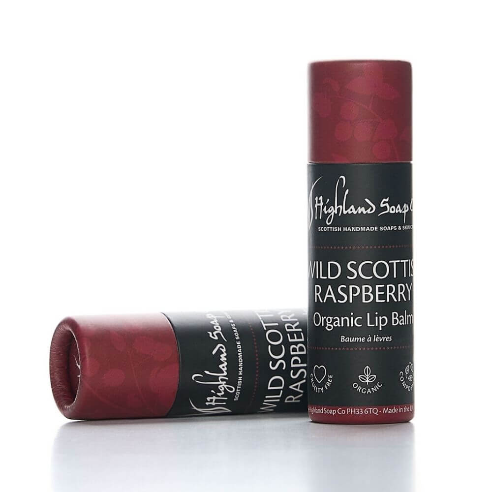 Wild Scottish Raspberry Organic Lip Balm (Duo) | Highland Soap Company Twee Wild Scottish Raspberry lippenbalsems van The Highland Soap Company, één staand en één liggend op een lichte achtergrond.