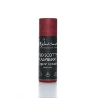 Wild Scottish Raspberry Organic Lip Balm | Highland Soap Company Wild Scottish Raspberry lippenbalsem van The Highland Soap Company op een lichte achtergrond.