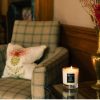 Wild Gorse geurkaars van The Highland Soap Company in een warme zithoek