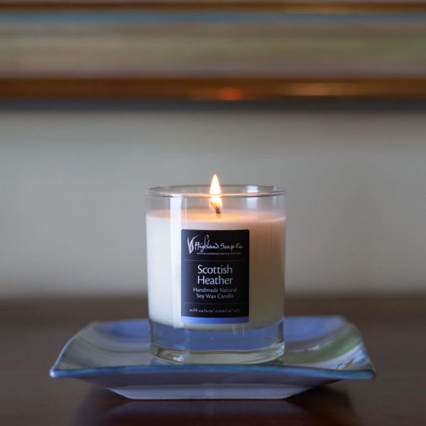Scottish Heather geurkaars van The Highland Soap Company, brandend in glas
