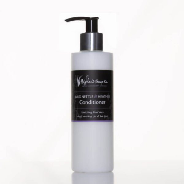 Wild Nettle & Heather conditioner van The Highland Soap Company in pompflacon