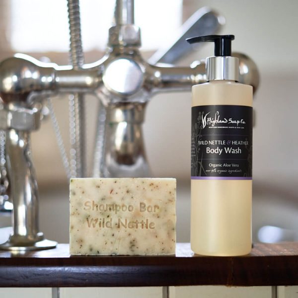Wild Nettle & Heather shampoo bar en body wash van The Highland Soap Company naast badkraan