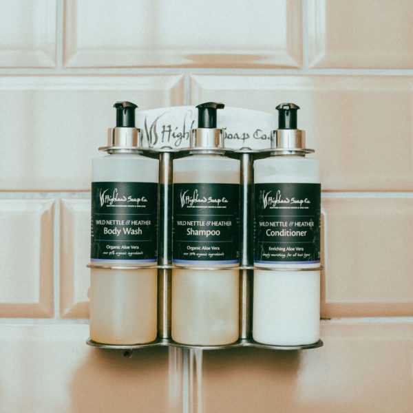Wild Nettle & Heather – Badkamerverzorging – wandhouder met bodywash, shampoo en conditioner tegen lichte tegelwand