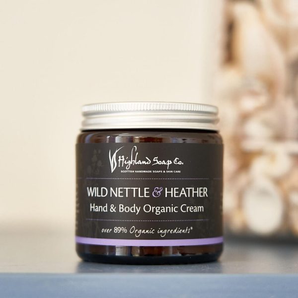 Wild Nettle & Heather – Bodycrème – glazen pot met hand- en bodycrème op zachte achtergrond