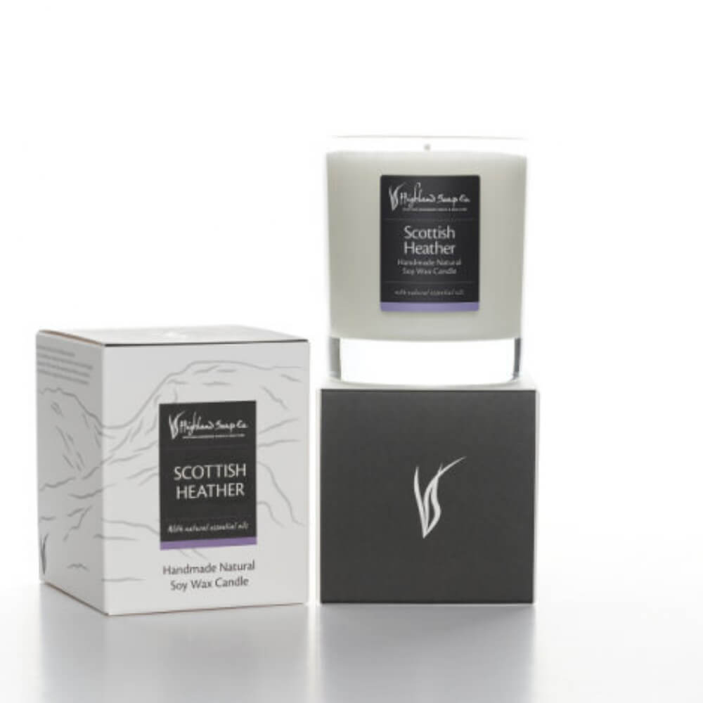 Scottish Heather – Geurkaars – sojawaskaars in glazen houder met productverpakking op witte achtergrond