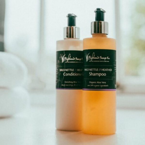 Wild Nettle & Heather – Haarverzorging – shampoo en conditioner in transparante pompflacons naast elkaar