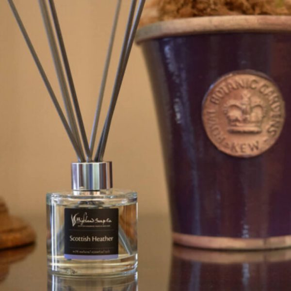 Scottish Heather – Geurstokjes – glazen diffuser met rietstokjes in sfeervolle interieursetting