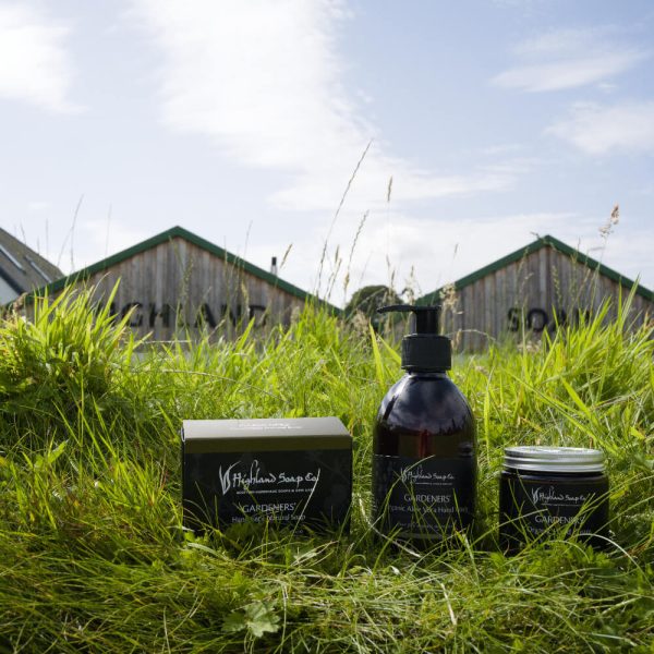 natuurlijke handzeep handcrème en zeep Highland Soap Company gardeners – biologische verzorging in gras buiten
