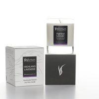 3WE7Y highland lavender geurkaars met verpakking the highland soap company