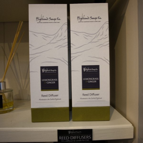DSC_0686 lemongrass ginger geurstokjes reed diffuser verpakking the highland soap company