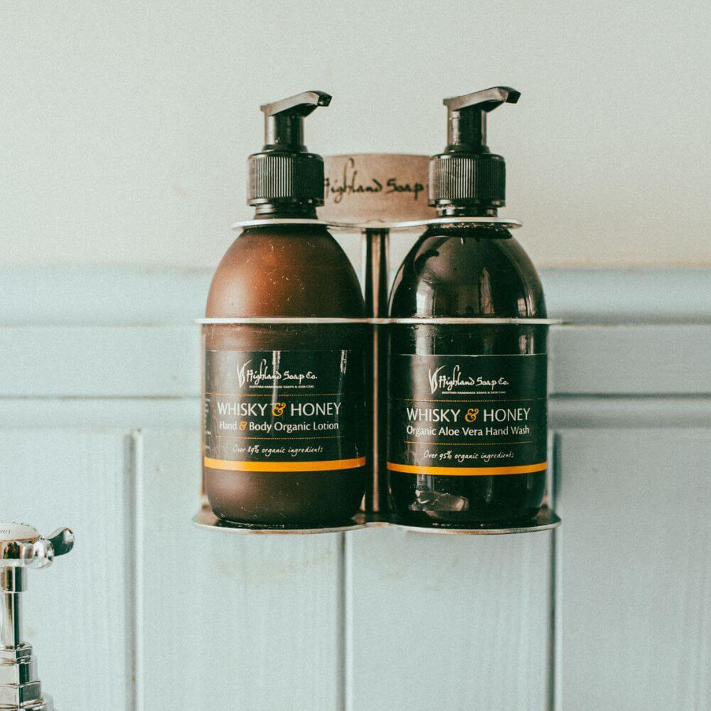Whisky-Honey-hand-en-body-in-houder whisky honey handzeep en lotion in houder the highland soap company