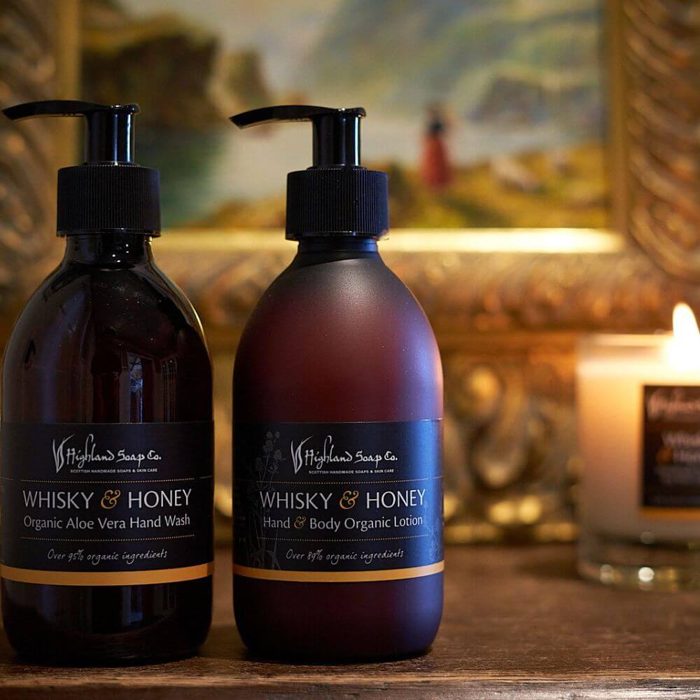 Whisky-Honey-hand-en-body-wash-en-lotion-geurkaars-sfeer whisky honey douchegel lotion en geurkaars sfeer highland soap company
