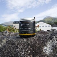 whisky honey moisturiser bij destilleerderij highland soap company