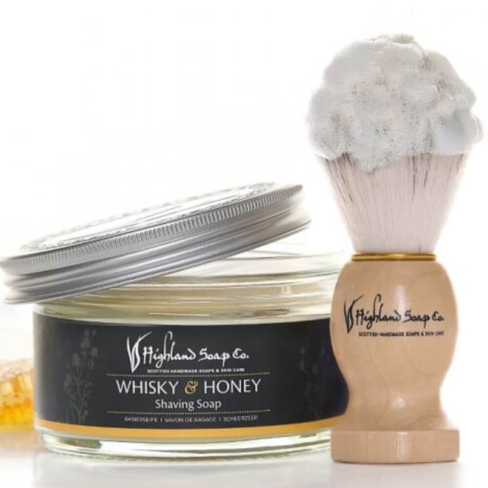 Whisky-Honey-scheerzeep-met-kwast-en-honing whisky honey scheerzeep met scheerkwast en honing the highland soap company