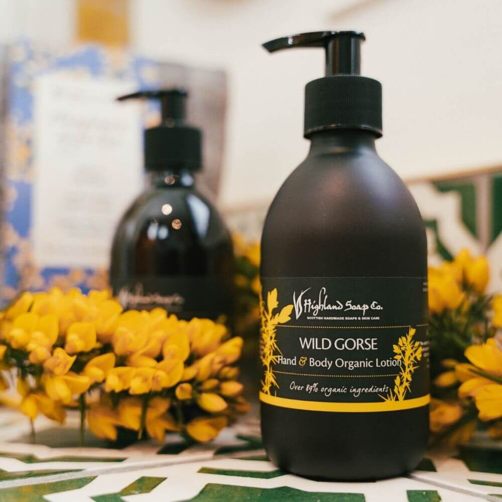 Wild-Gorse-body-lotion-sfeer Twee hand & body lotions van The Highland Soap Company