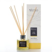 Wild-Gorse-diffuser-verpakking-en-glas Twee geurstokjes van The Highland Soap Company