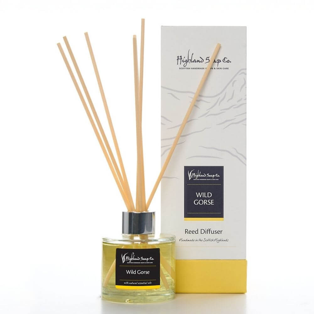 Wild-Gorse-diffuser-verpakking-en-glas Twee geurstokjes van The Highland Soap Company