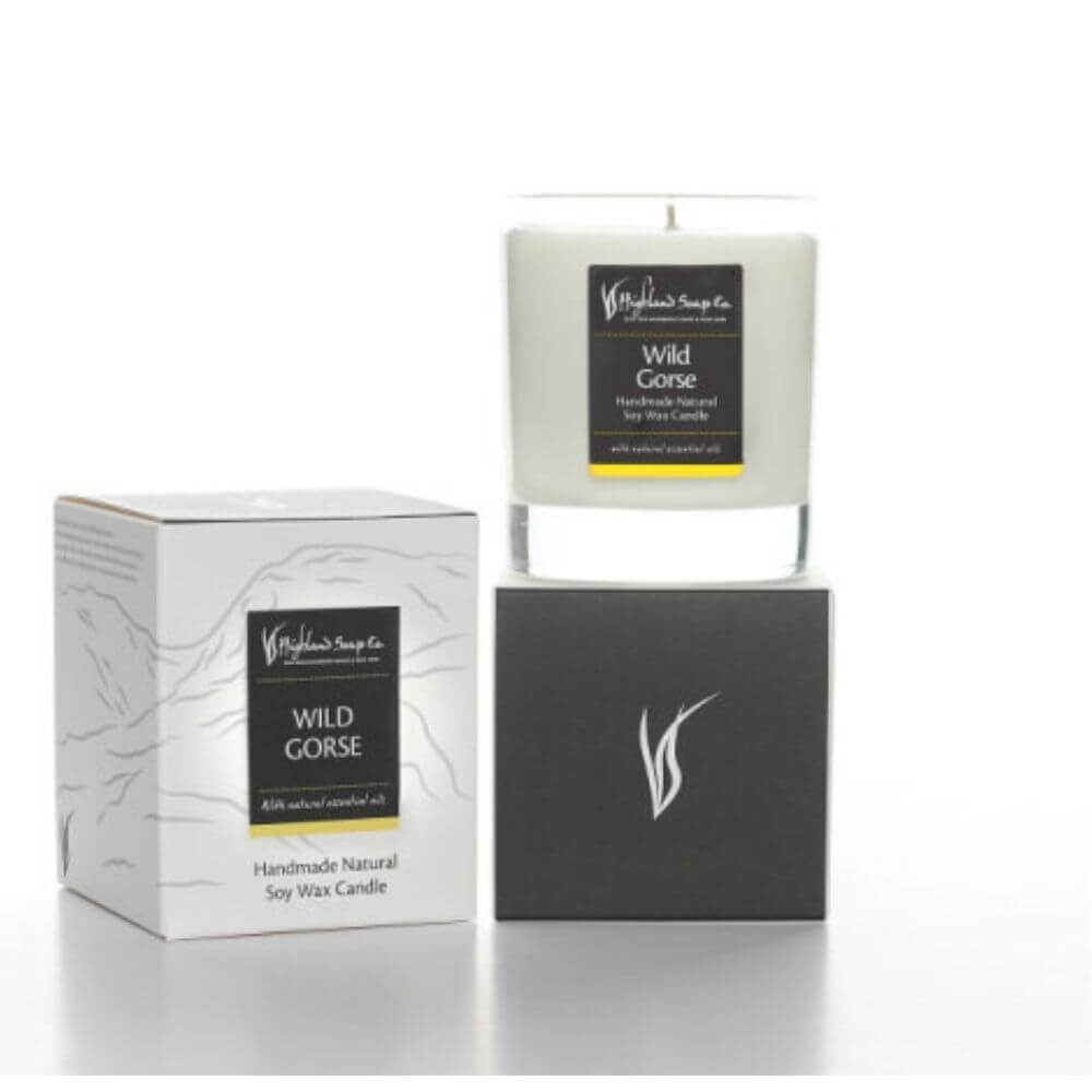 Wild-Gorse-geurkaars-verpakking Twee geurkaarsen van The Highland Soap Company