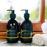 Wild-Gorse-hadn-wash-en-lotion-bij-raam Twee vloeibare handzepen van The Highland Soap Company