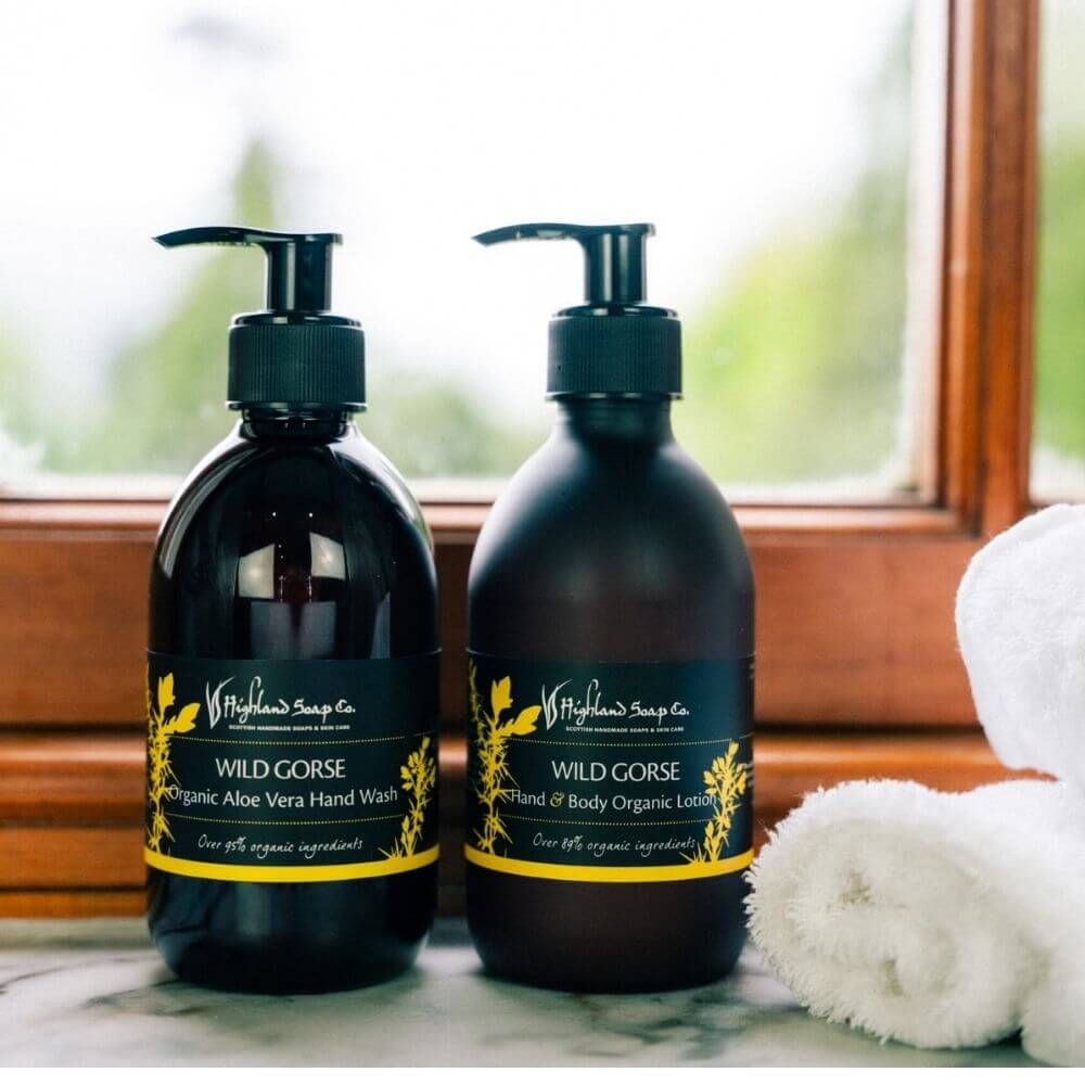 Wild-Gorse-hadn-wash-en-lotion-bij-raam Twee vloeibare handzepen van The Highland Soap Company