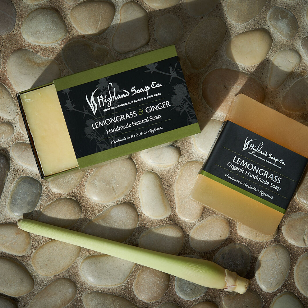 dsythj-1 lemongrass ginger ambachtelijke zeep handgemaakt the highland soap company op keien